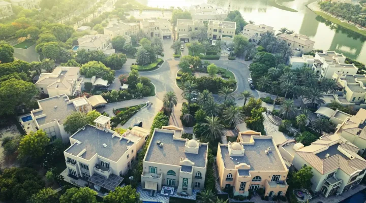 Dubai Hills Estate: aerial view of villas, gardens and tree-lined streets