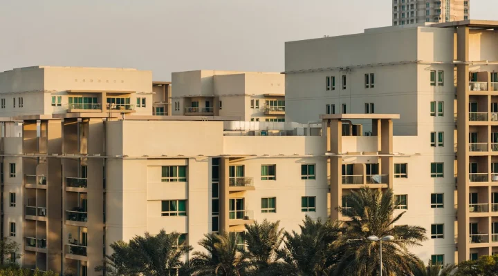 Dubai holiday home permit: apartment buildings with balconies and palm trees in Dubai