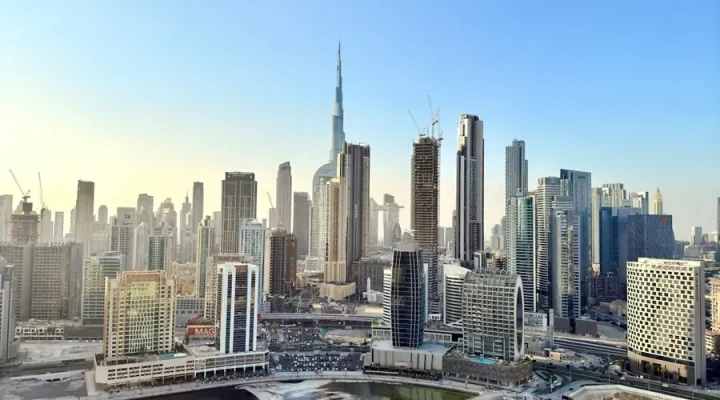 Dubai off-plan payment plans: Dubai skyline with the Burj Khalifa and construction cranes