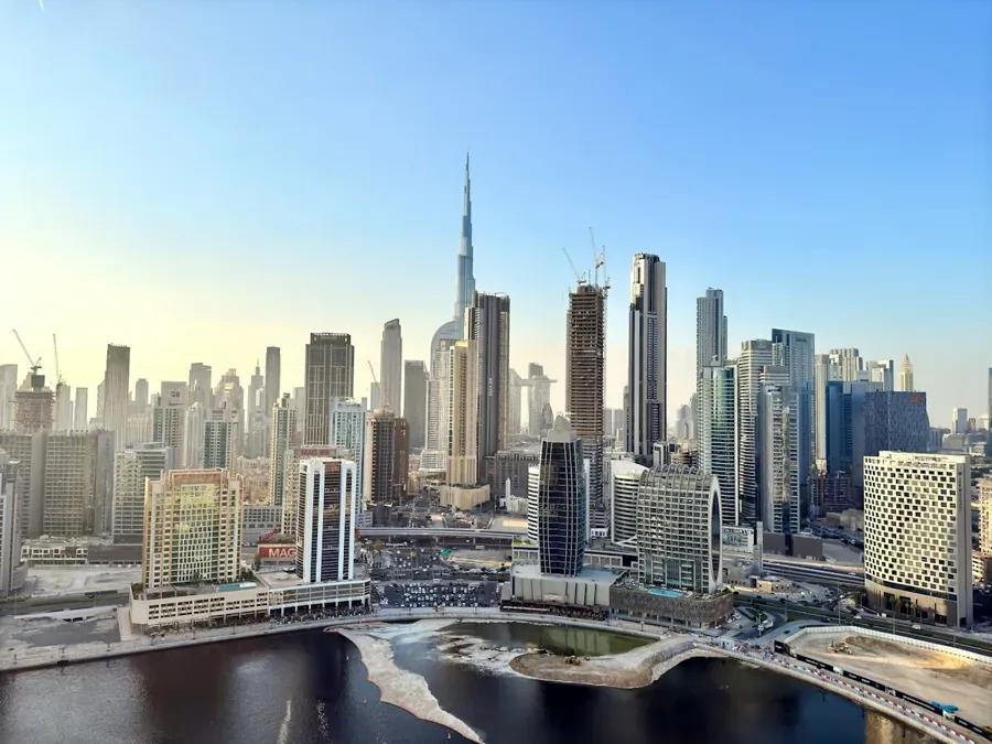 Dubai off-plan payment plans: Dubai skyline with the Burj Khalifa and construction cranes