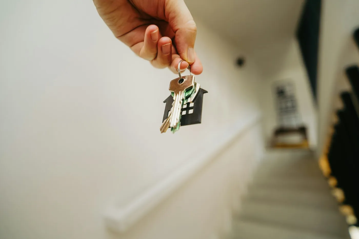 Dubai property management fees: landlord handing over house keys to a tenant