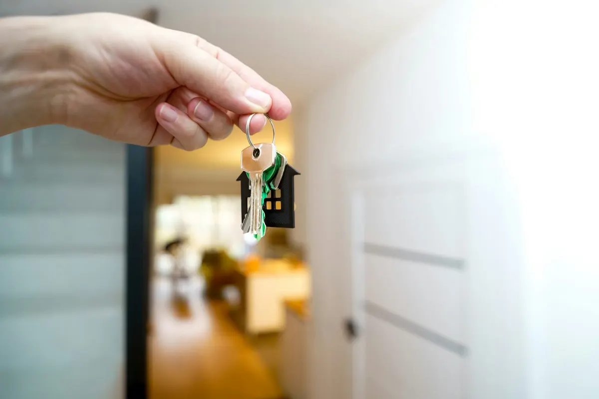 Tenant holding apartment keys under a Flexi Rent monthly payment plan in Dubai