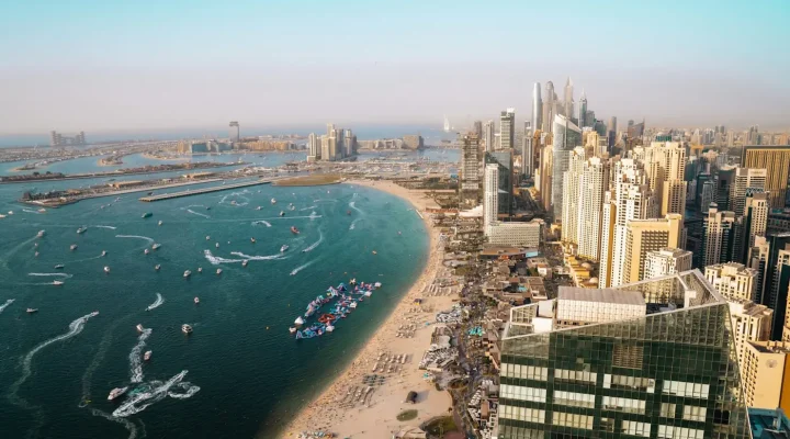 Freehold areas in Dubai for foreigners: aerial view of the Dubai coastline and cityscape