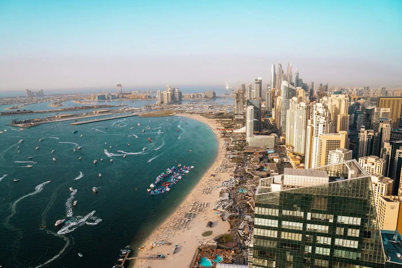 Freehold areas in Dubai for foreigners: aerial view of the Dubai coastline and cityscape