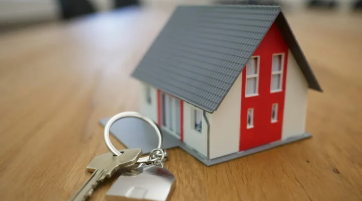 Title deed in Dubai: miniature house model on a table