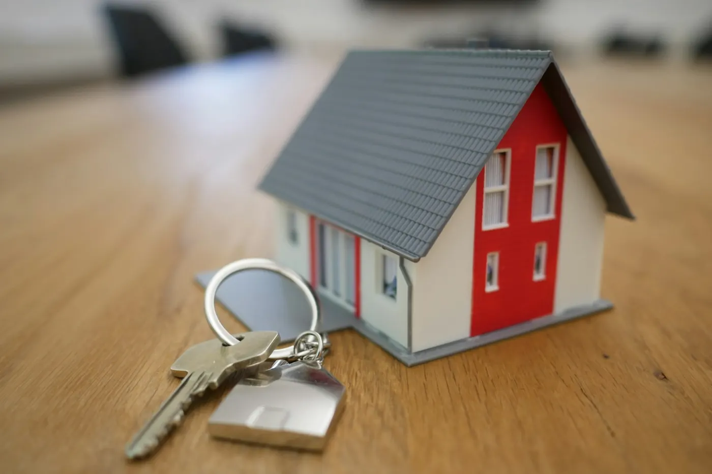 Title deed in Dubai: miniature house model on a table